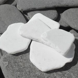 Płytki otoczane białe, kamień ogorodwy